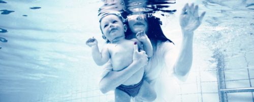mor og barn som dukker under vann i forbindelse med babysvømming